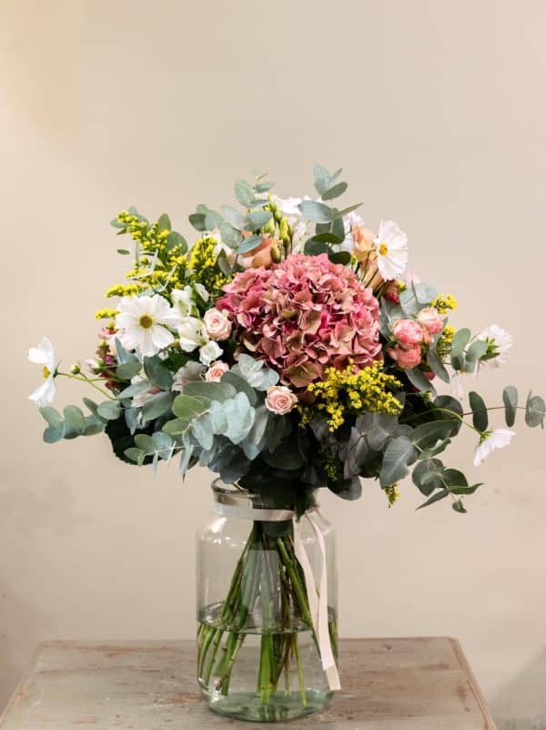 Ramo de hortensias y flor variada de temporada